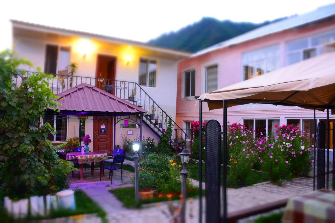 House In Mestia Luaran gambar