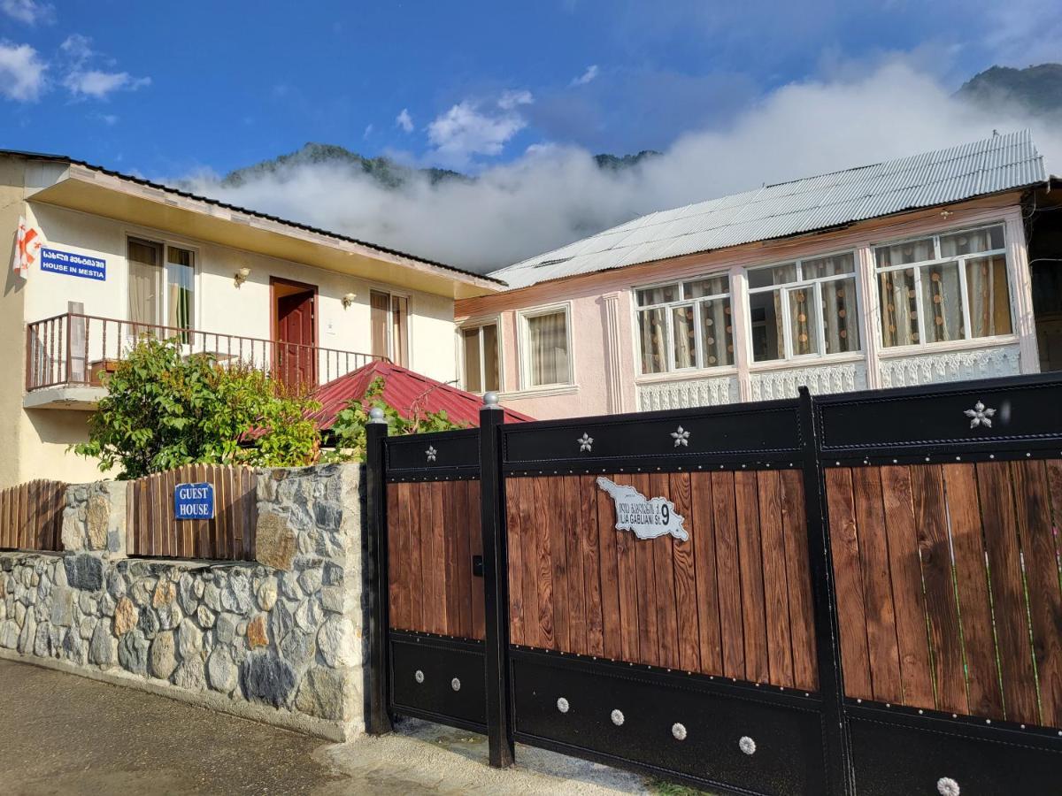 House In Mestia Luaran gambar
