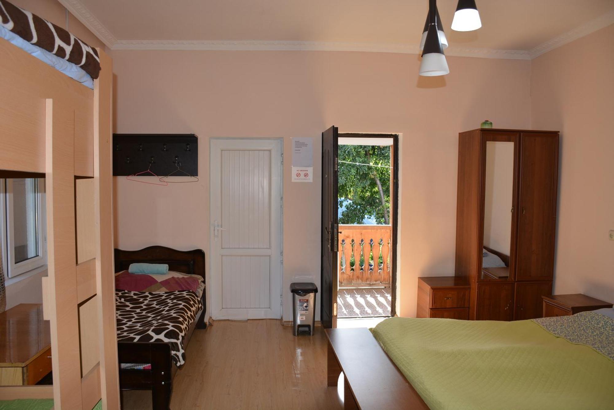 House In Mestia Luaran gambar