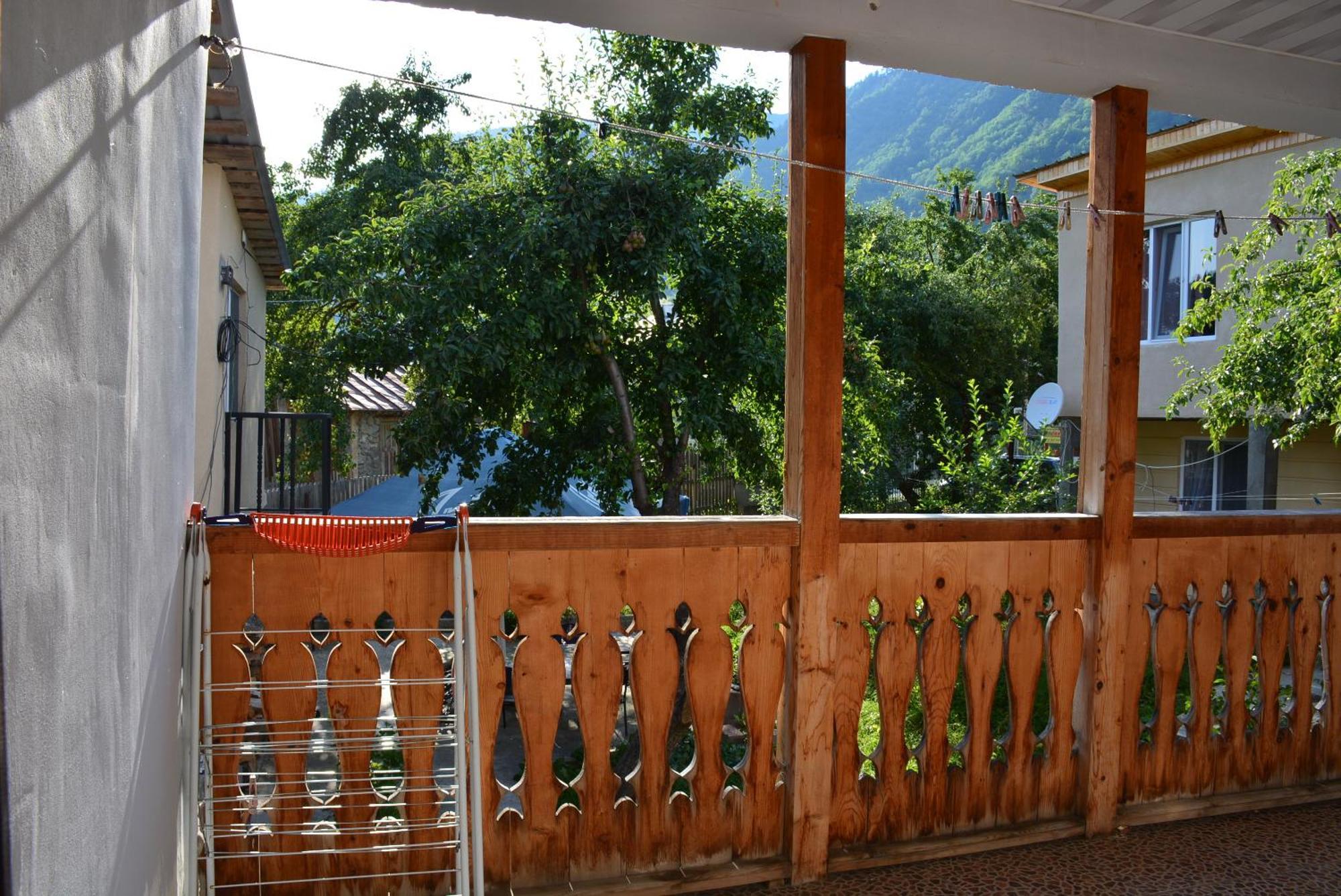 House In Mestia Luaran gambar
