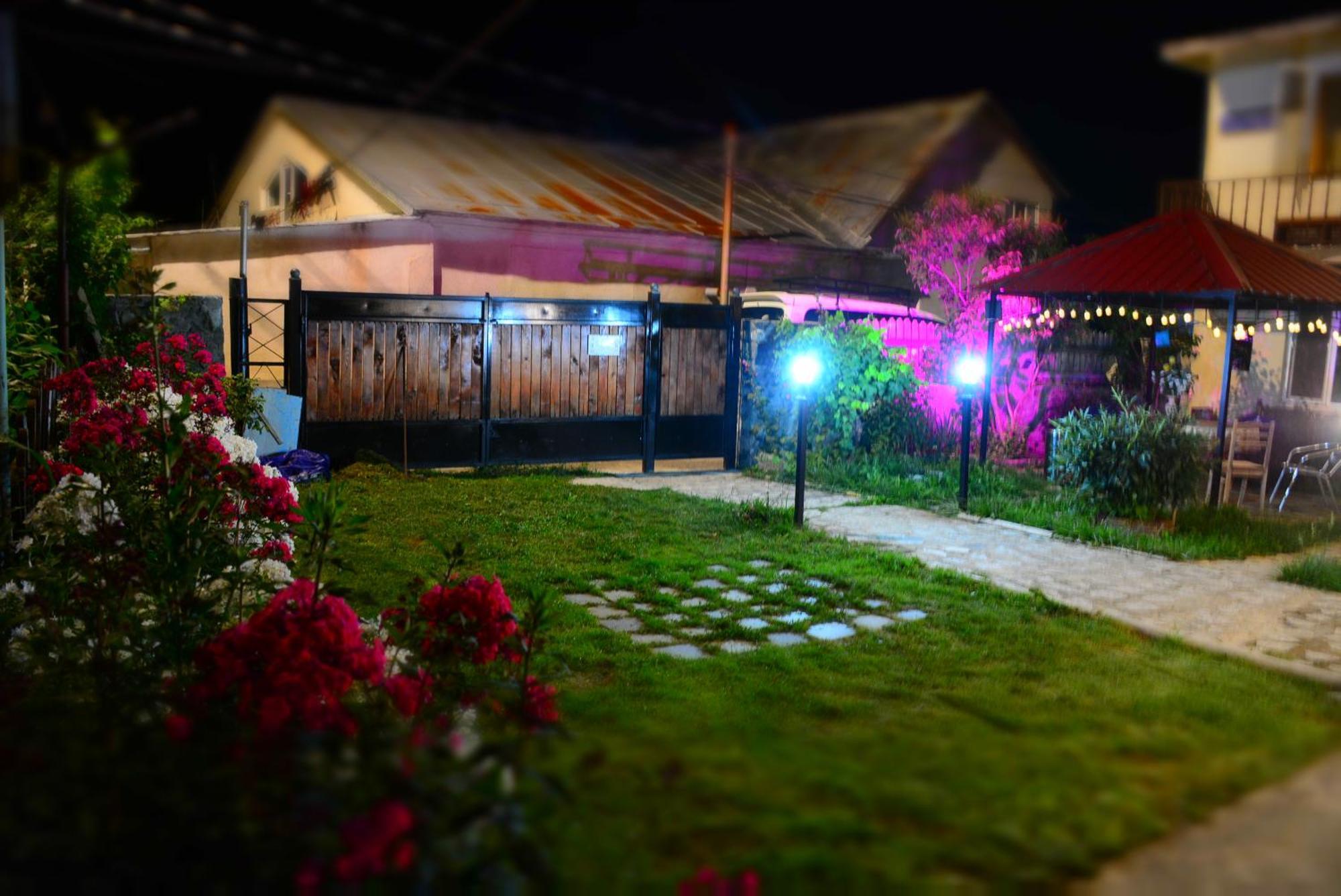 House In Mestia Luaran gambar