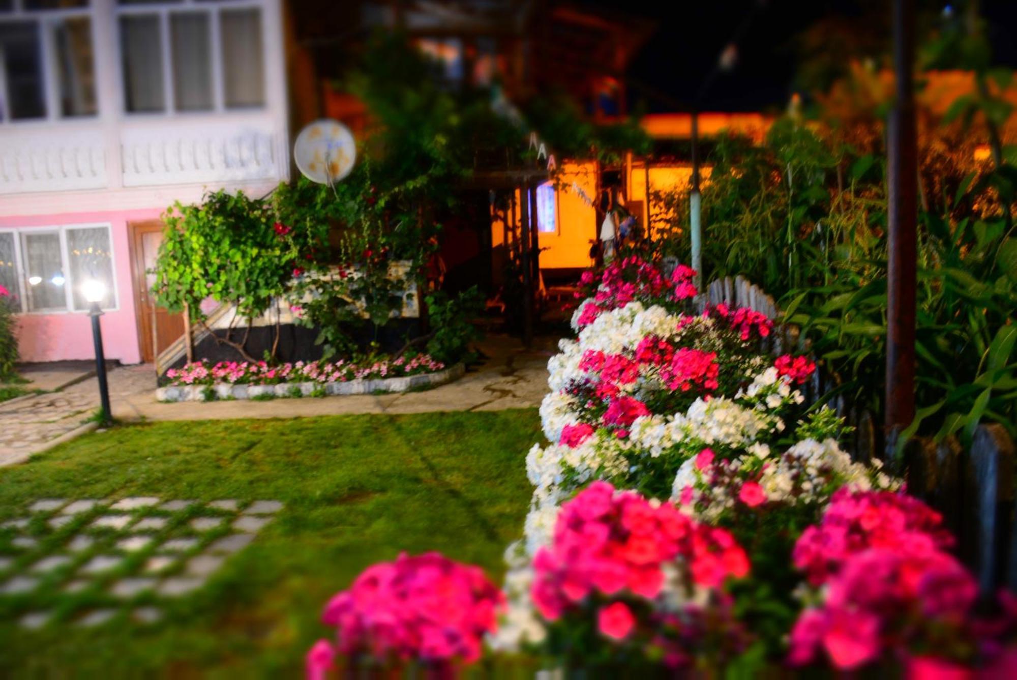 House In Mestia Luaran gambar