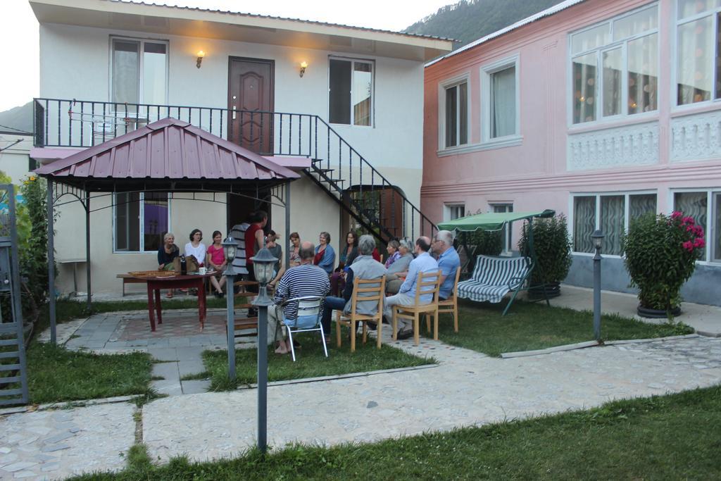 House In Mestia Luaran gambar