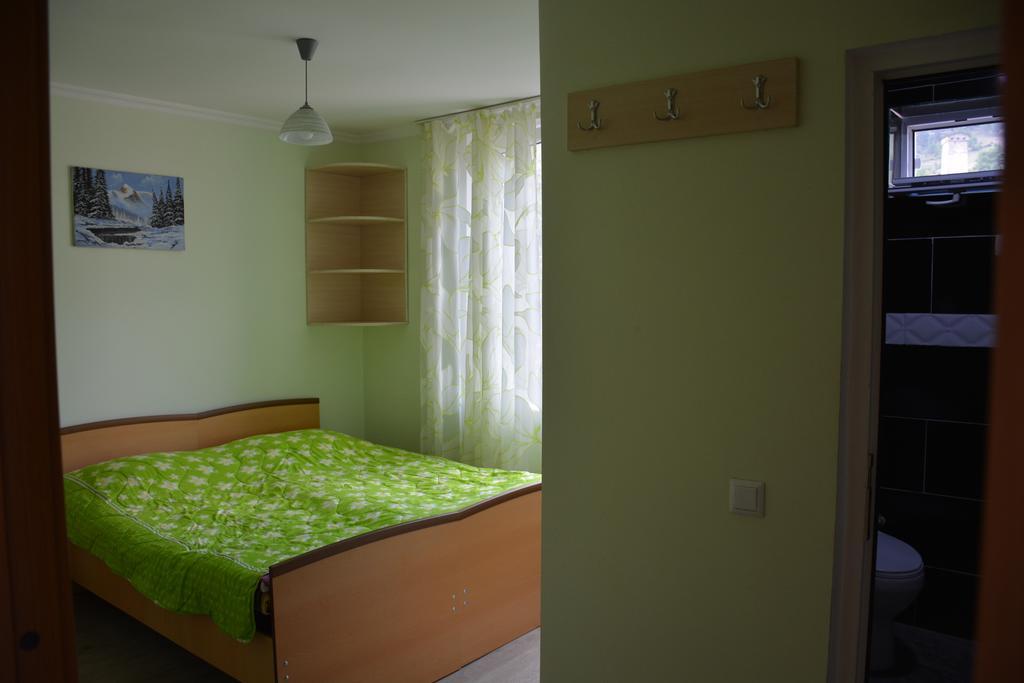House In Mestia Luaran gambar