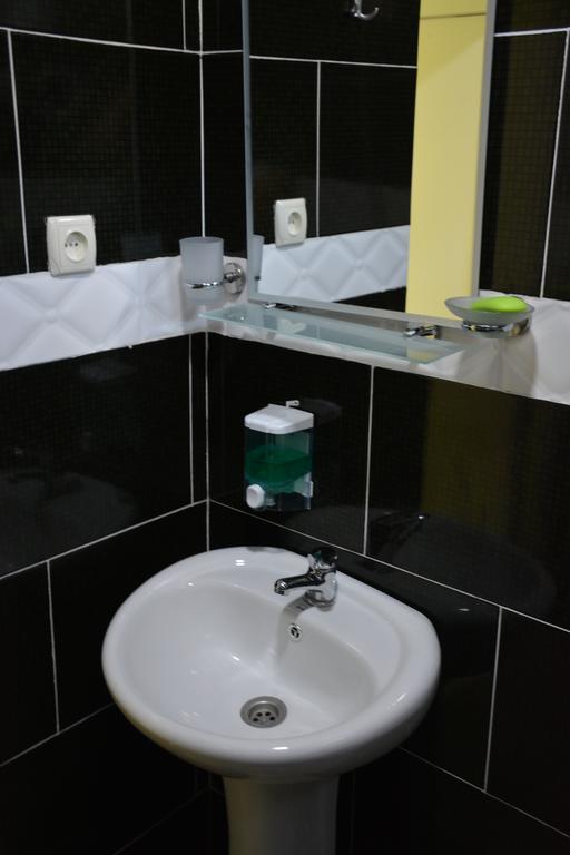 House In Mestia Luaran gambar