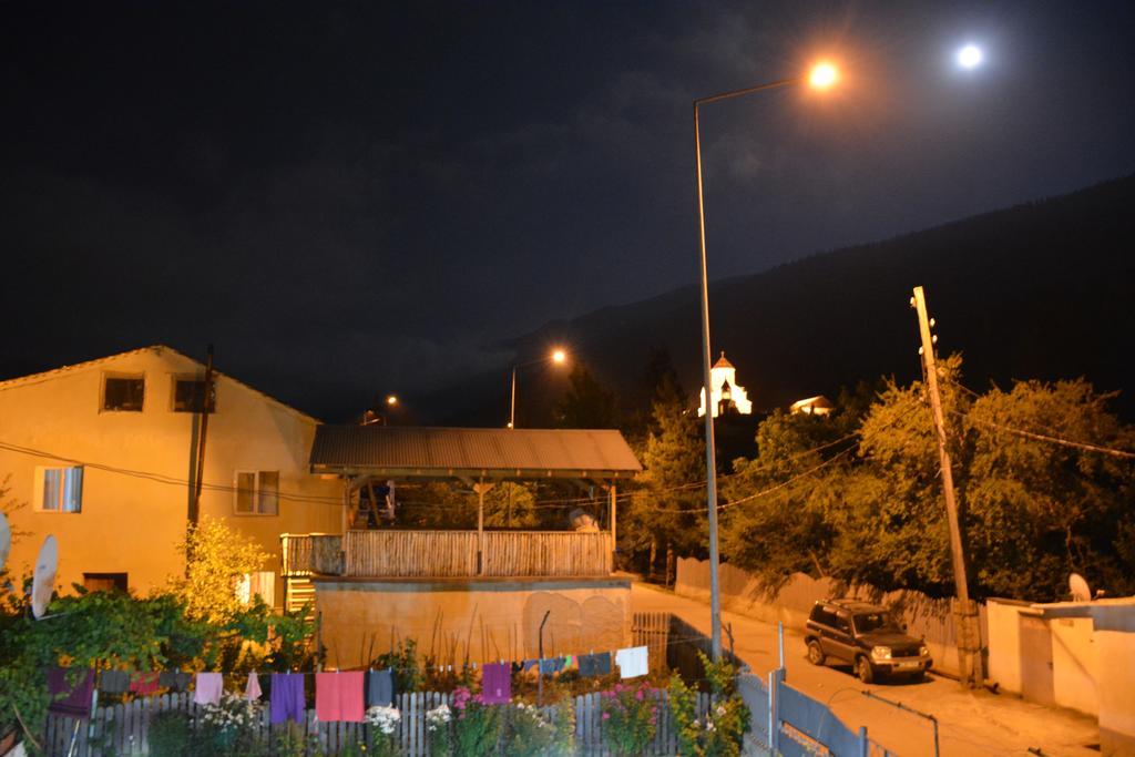 House In Mestia Luaran gambar