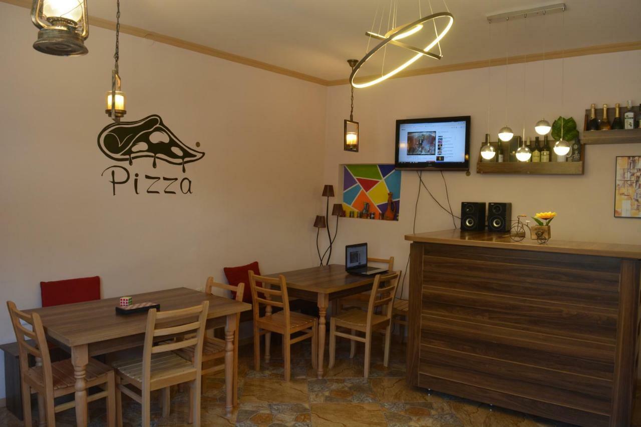 House In Mestia Luaran gambar